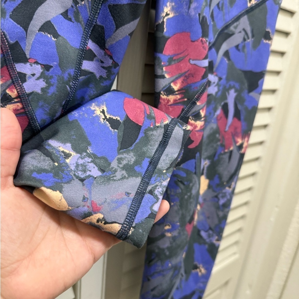 Patagonia Abstract Blue Jungle Cropped Leggings - Picture 5 of 8